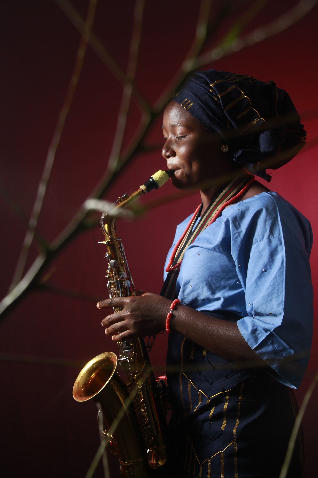 Mujer saxofonista africana
