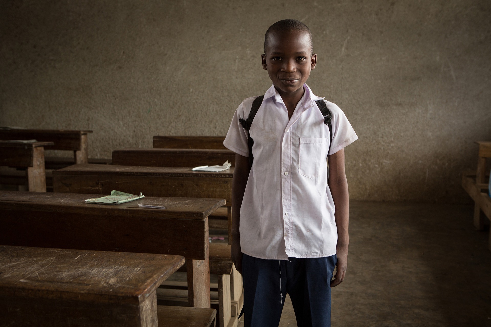 Niño africano sonriente en la escuela